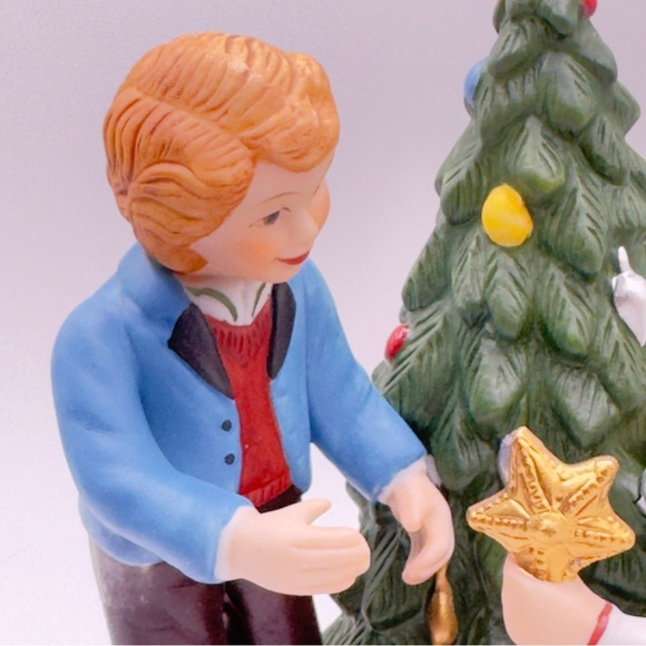 Avon Christmas Memories Series 1982 Porcelain Figurine Second Edition NIB - Picture 5 of 13